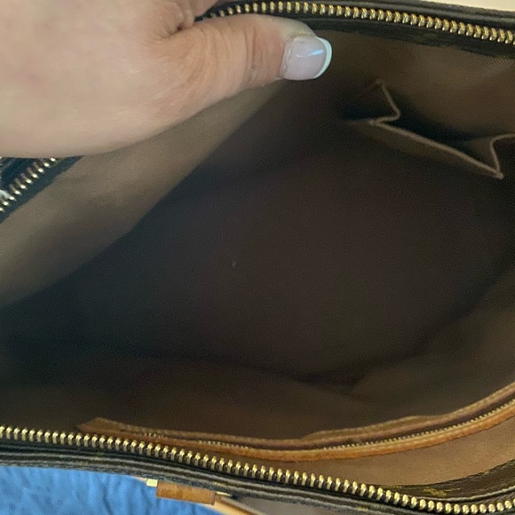 Louis Vuitton Mezzo  authentic handbag in good condition leather is perfect !! - Picture 7 of 7